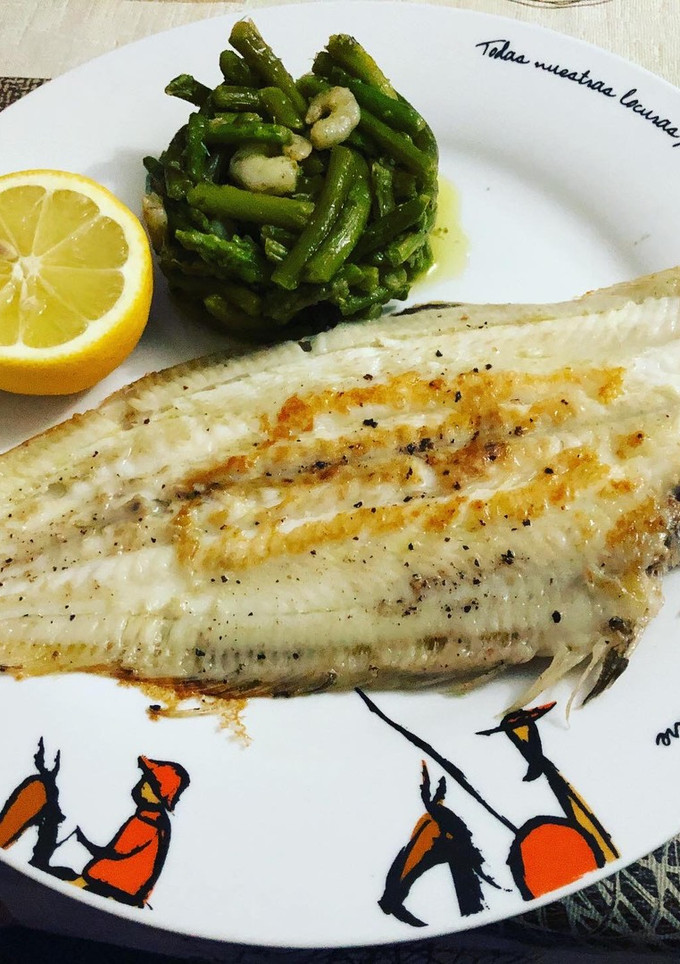 Una foto de Lenguado a la plancha con salteado de trigueros y gambas