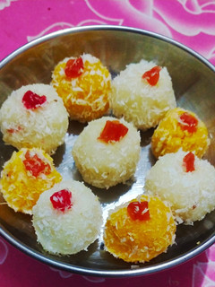 दूध खोबरयाचे लाडू (dudh khobryache ladoo recipe in marathi) रेसिपी चे मुख्य फोटो