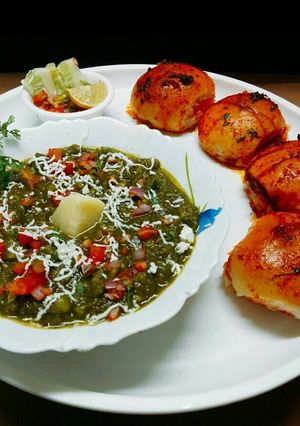 A picture of Hariyali pav bhaji.