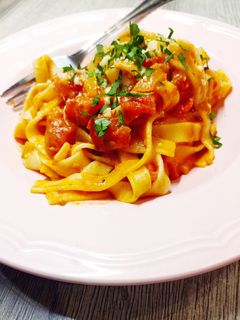Zdjęcie przepisu Makaron w sosie pomidorowym z mascarpone.