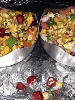 સ્પ્રાઉટેડ બાઉલ ચાટ (Sprouted bowl chat Recipe In Gujarati) રેસીપી મુખ્ય ફોટો