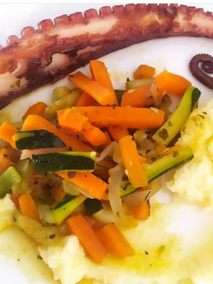 Una foto de Pulpo a la plancha con salteado de verduras