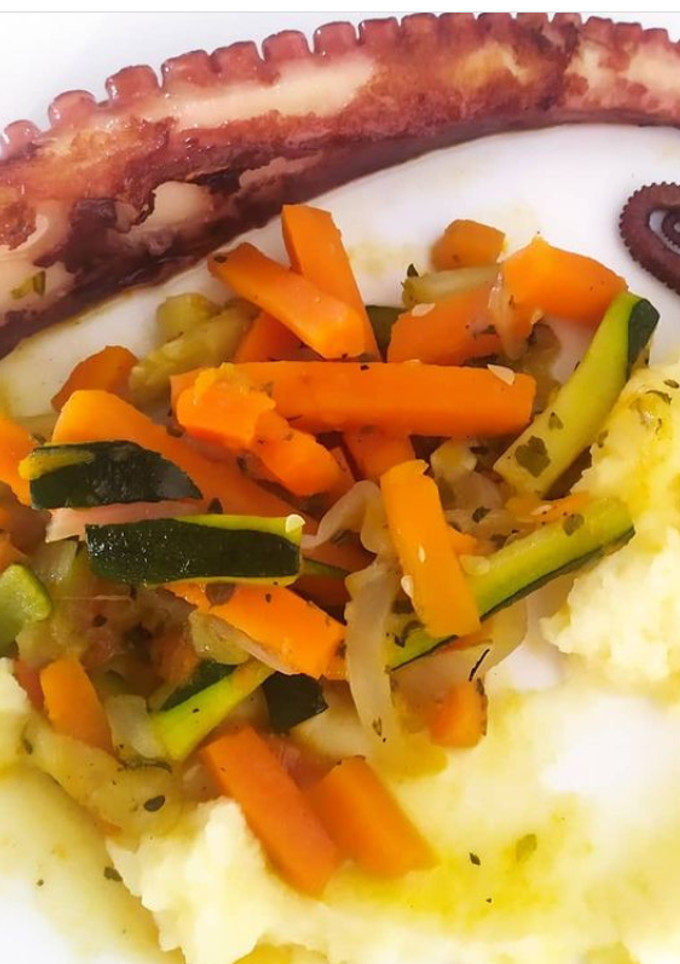 Una foto de Pulpo a la plancha con salteado de verduras
