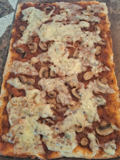 Una foto de Pizza de champiñones rellena con muzzarella