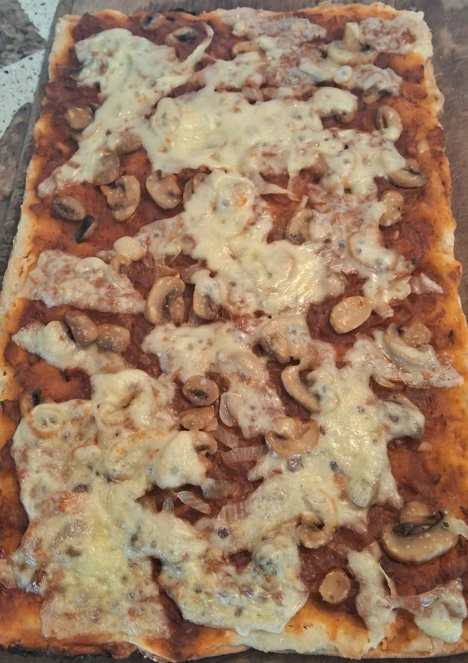 Una foto de Pizza de champiñones rellena con muzzarella