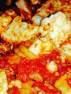 Una foto de Coliflor rehogada con salsa de tomate