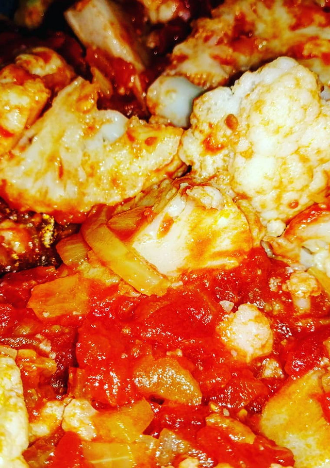 Una foto de Coliflor rehogada con salsa de tomate