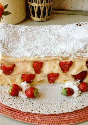 Foto di Mattonella di pasta sfoglia con crema chantilly e fragole