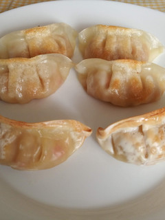 Una foto de Gyozas de pollo congelada con salsa agridulce en sartén o Freidora de Aire