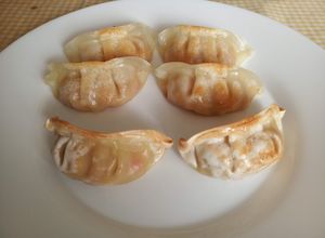 Foto principal de Gyozas de pollo congelada con salsa agridulce en sartén o Freidora de Aire