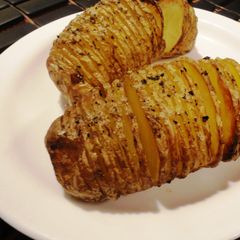 A picture of Hasselback Potatoes.