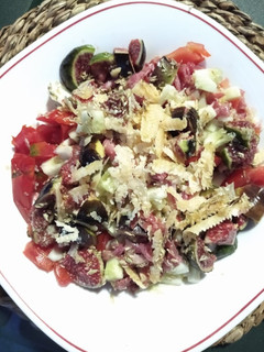 Una foto de Ensalada improvisada con higos. 🍅🥒🧀🥙