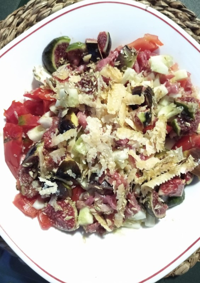 Una foto de Ensalada improvisada con higos. 🍅🥒🧀🥙