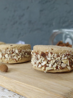 Una foto de Alfajores integrales de almendras