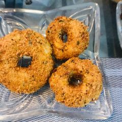 A picture of Crispy chicken doughnuts.