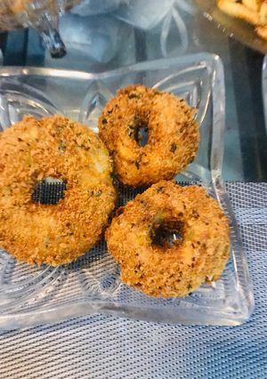 A picture of Crispy chicken doughnuts.