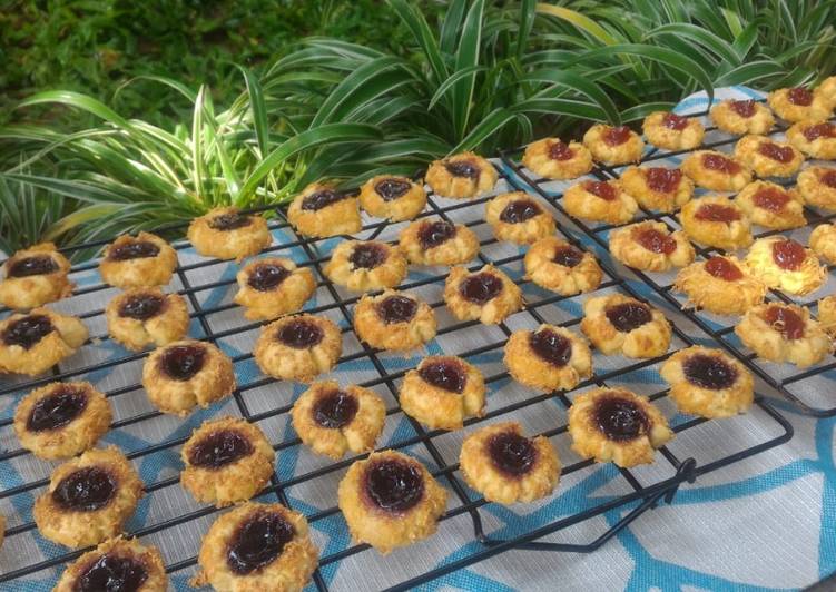 Cara membuat Blueberry and strawberry thumbprint cookies nikmat