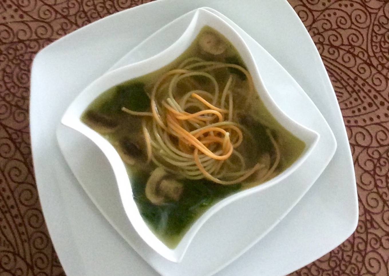Caldo de verduras con fideos