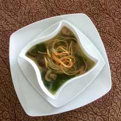 Una foto de Caldo de verduras con fideos