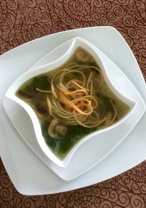 Una foto de Caldo de verduras con fideos