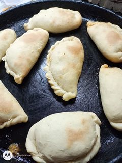 Una foto de Empanadas de carne cortada a cuchillo y masa casera