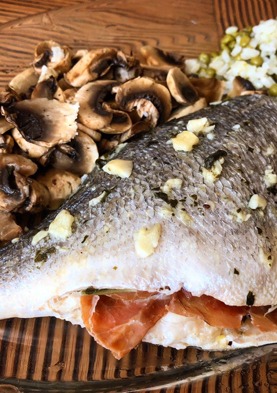 Una foto de Dorada al vapor con jamón y albahaca en mambo