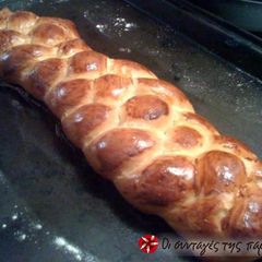 A picture of Evi's amazing tsourekia.