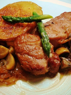 Una foto de Solomillo de cerdo con champiñones y cebolla caramelizada
