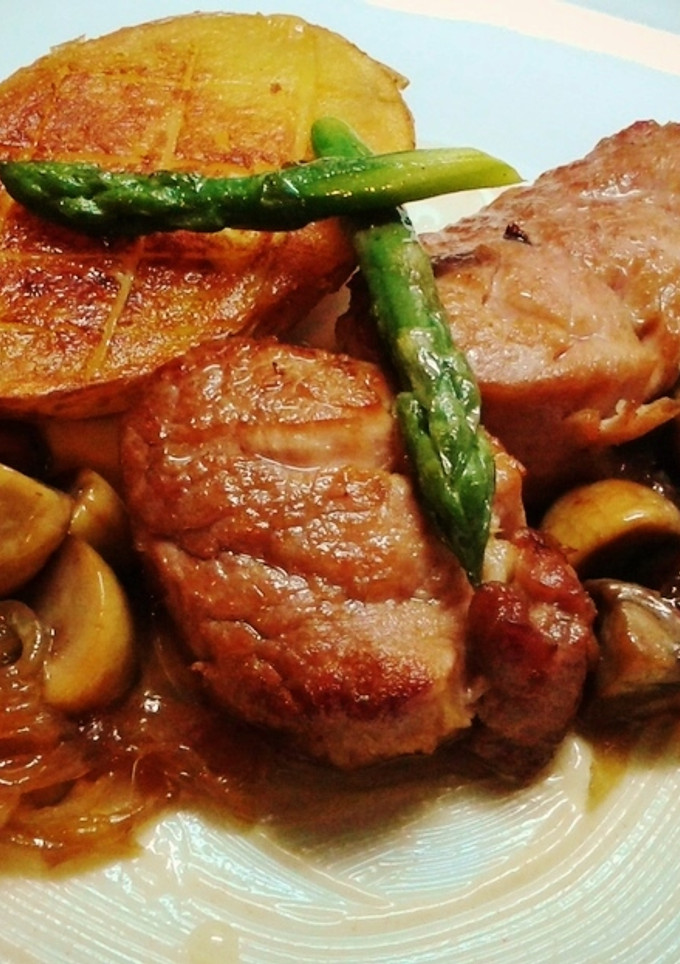 Una foto de Solomillo de cerdo con champiñones y cebolla caramelizada