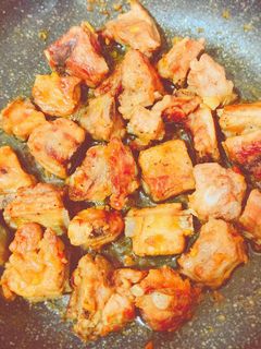 Hình của món Sườn non ram mặn.