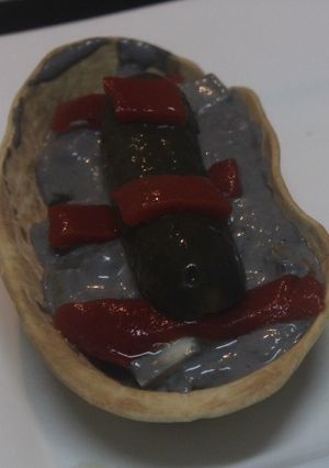 Una foto de Ensaladilla negra con salmón