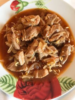 Una foto de Cerdo con brotes de soja en salsa de ostras