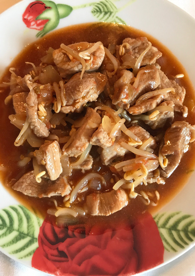 Una foto de Cerdo con brotes de soja en salsa de ostras