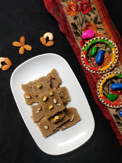અડદિયા પાક (Adadiya Paak Recipe In Gujarati) રેસીપી મુખ્ય ફોટો
