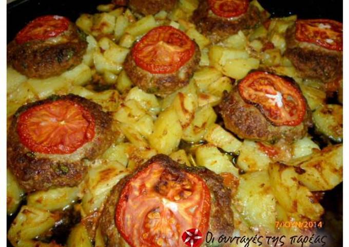 κύρια φωτογραφία συνταγής Αφράτα μπιφτέκια καλοκαιρινά με πατάτες φούρνου