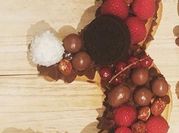 Une photo de number cake aux fruits