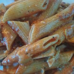 A picture of Red and white sauce pasta.