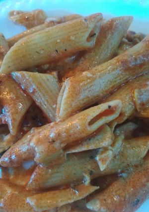 A picture of Red and white sauce pasta.