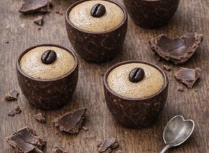 Foto di Tazzine di Cioccolato Riciclate dall' Uovo di Pasqua con Mousse Senza Zucchero