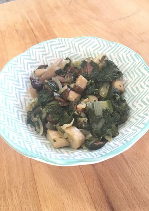 Foto principal de Acelgas y espinacas salteadas con setas y jamón ibérico