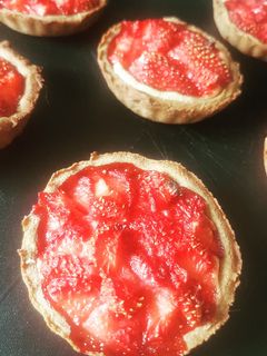 Une photo de Tartelette fraises à la crème d'amande