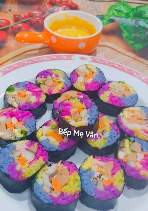 Hình của món Cơm cuộn sắc màu.