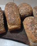 Pan de molde con harina integral y semillas,