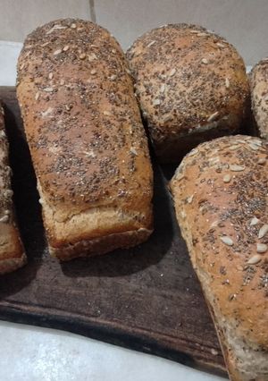 Una foto de Pan de molde con harina integral y semillas,