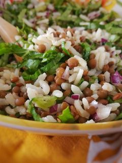 Una foto de Arroz con lentejas y lechuga