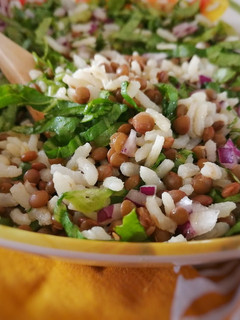 Una foto de Arroz con lentejas y lechuga
