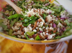 Una foto de Arroz con lentejas y lechuga