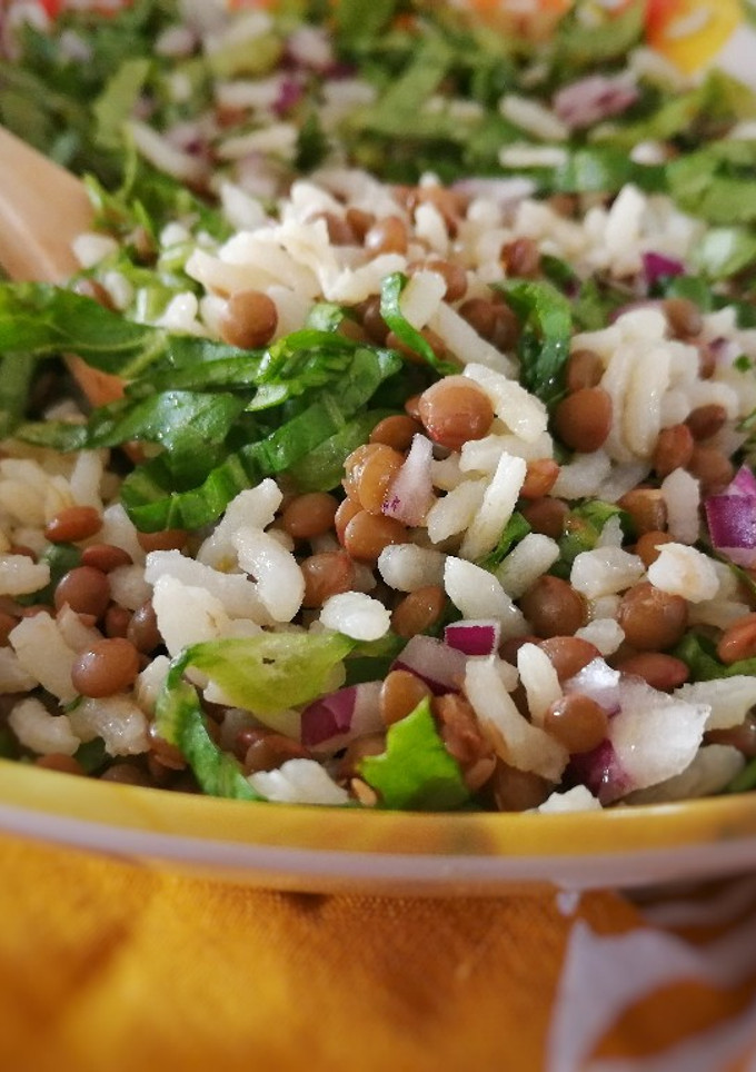 Una foto de Arroz con lentejas y lechuga