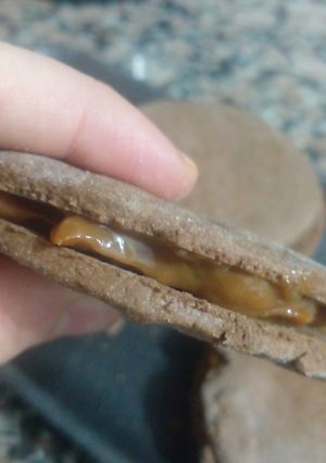 Una foto de 03. Alfajores de maicena sabor chocolate y café 🌰 y con harina integral!