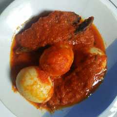A picture of Pindang tongkol dan telur bumbu bali.